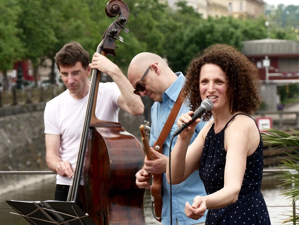 Petra Ernyei Trio:JAZZ ON THE ROOF